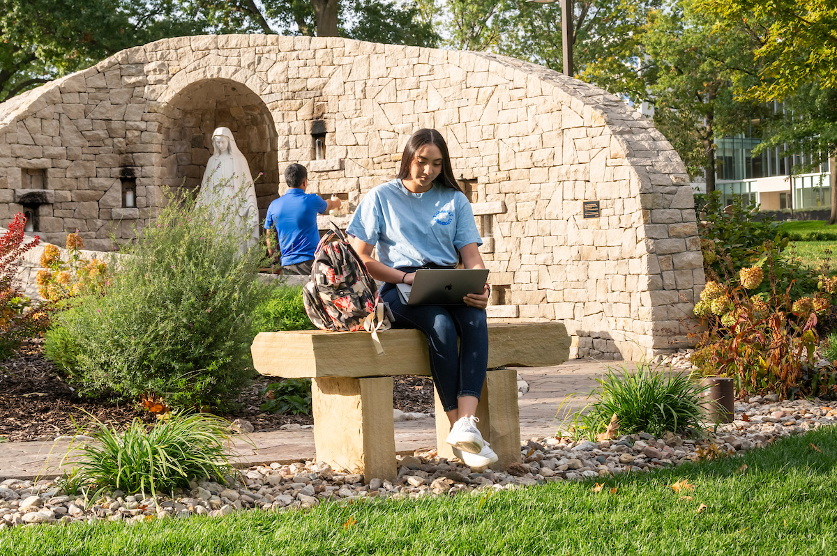 Students by Mary statue