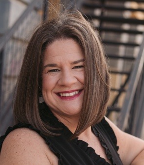 Steph Hart headshot